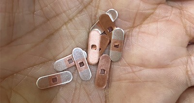 シルバーインレイストリップによるスタンピングの発送